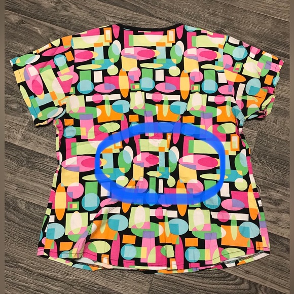 Women’s V-neck scrub top by Landau - Picture 4 of 5